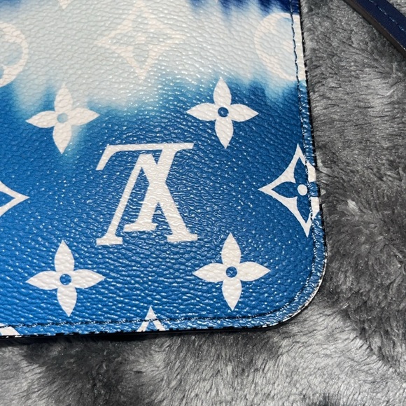💙🤍🩵 AUTHENTIC LOUIS VUITTON BLUE & WHITE ESCALE WRISTLET- GORGEOUS🩵🤍💙 - Picture 9 of 13